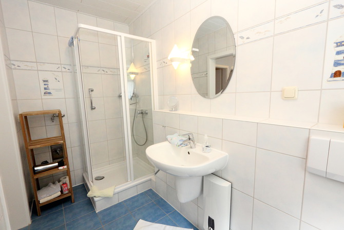 Ferienwohnung in K&uuml;hlungsborn - Ferienhaus zum Strand - mit Dusche