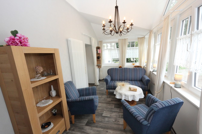 Ferienwohnung in K&uuml;hlungsborn - Ferienhaus zum Strand - Echt-Holzm&ouml;bel