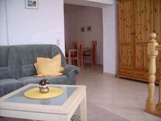 Ferienwohnung in Sellin - Sonnengl&uuml;ck in der Residenz Seeblick - Wohnzimmer mit Blick aufs E&szlig;zimmer